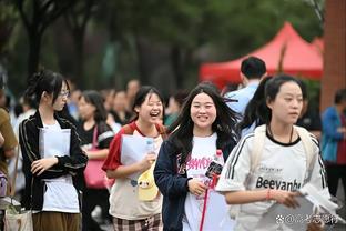 记者：徐新上午还在跟随海港队冬训，下午就启程奔赴阿联酋